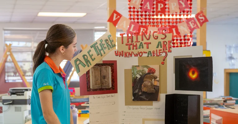 Los Estudiantes de International St. Jude School Brillan en su Exhibición de TOK